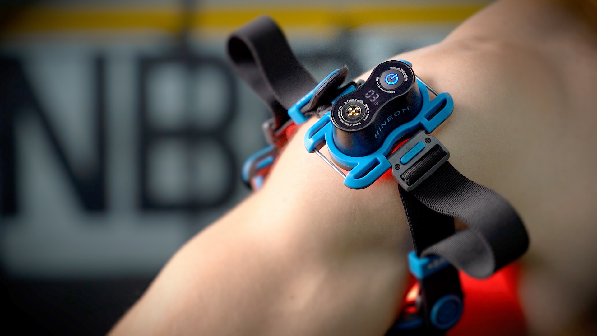 Kineon MOVE+ Pro red light therapy device applied to shoulder